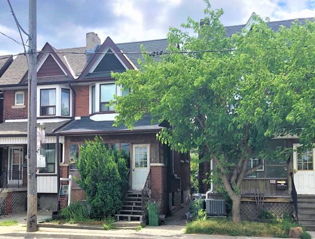 823 Dupont St, House semidetached with 3 bedrooms, 3 bathrooms and 0 parking in Toronto ON | Image 1