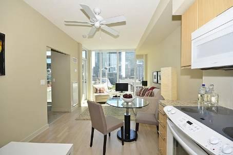 1001 - 21 Nelson St, Condo with 1 bedrooms, 1 bathrooms and 1 parking in Toronto ON | Image 4