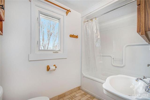 146 Marquette Avenue, House detached with 3 bedrooms, 2 bathrooms and 4 parking in Ottawa ON | Image 18