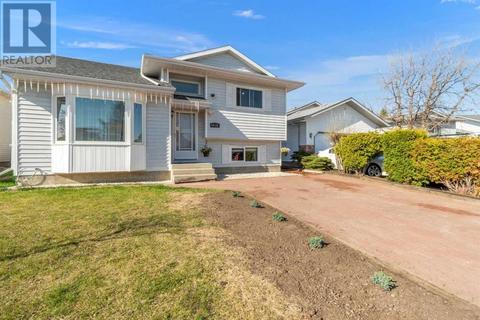9618 64 Avenue Avenue, House detached with 4 bedrooms, 3 bathrooms and 3 parking in Grande Prairie AB | Card Image