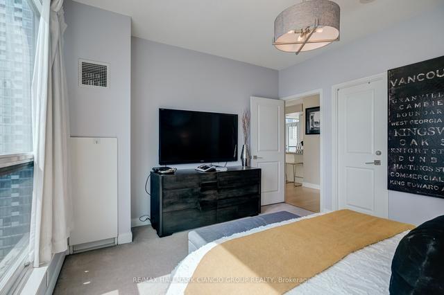 2104 - 1 Scott St, Condo with 2 bedrooms, 2 bathrooms and 1 parking in Toronto ON | Image 11