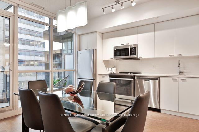 505 - 30 Roehampton Ave, Condo with 2 bedrooms, 2 bathrooms and 0 parking in Toronto ON | Image 8