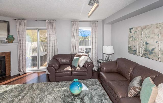 71 Cashel Crt, House attached with 3 bedrooms, 3 bathrooms and 3 parking in Aurora ON | Image 3