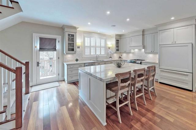 10 Rebecca St, House detached with 3 bedrooms, 4 bathrooms and 3 parking in Oakville ON | Image 3