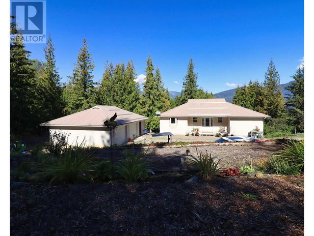 4830 Goodwin Road, House detached with 3 bedrooms, 2 bathrooms and 20 parking in Columbia Shuswap C BC | Image 6
