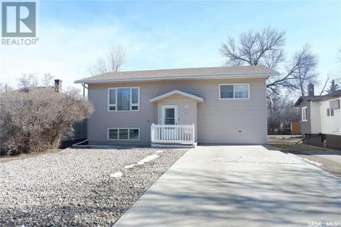 111 Empire Road, House detached with 4 bedrooms, 2 bathrooms and null parking in Assiniboia SK | Card Image