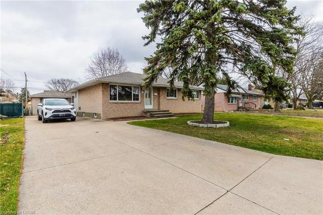 3266 Woodlawn Avenue S, House detached with 5 bedrooms, 2 bathrooms and 7 parking in Windsor ON | Image 1