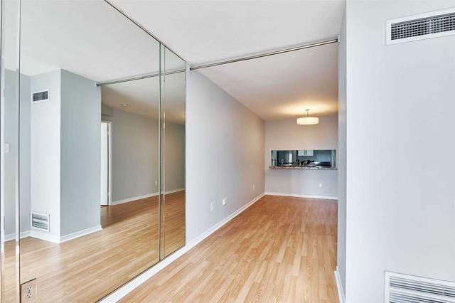 2210 - 44 St Joseph St, Condo with 1 bedrooms, 1 bathrooms and 1 parking in Toronto ON | Image 5