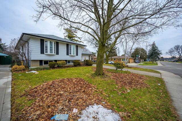 100 Gardiner Dr, House detached with 3 bedrooms, 2 bathrooms and 3 parking in Hamilton ON | Image 12