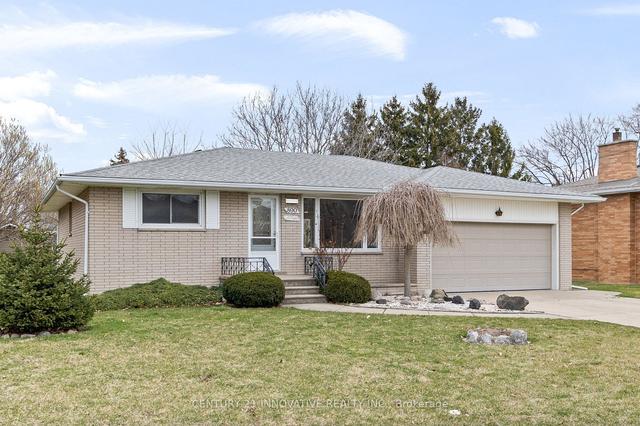 890 Wallace Ave, House detached with 3 bedrooms, 2 bathrooms and 6 parking in Windsor ON | Image 1
