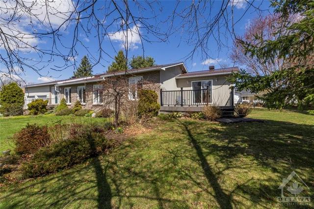 3000 Francis Street, House detached with 3 bedrooms, 2 bathrooms and 8 parking in North Dundas ON | Image 2