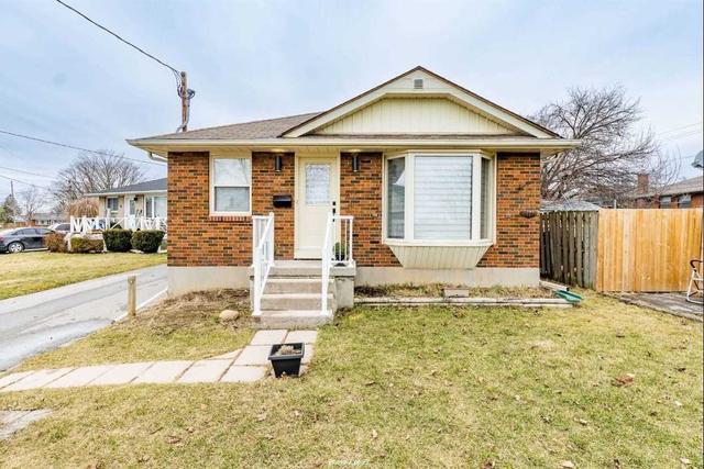 88 Wellington Upper Ave, House detached with 3 bedrooms, 1 bathrooms and 2 parking in Oshawa ON | Card Image
