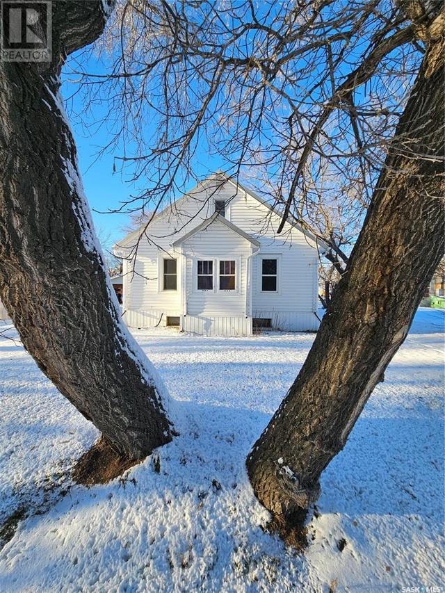 501 2nd Street, House detached with 3 bedrooms, 2 bathrooms and null parking in Lampman SK | Image 2