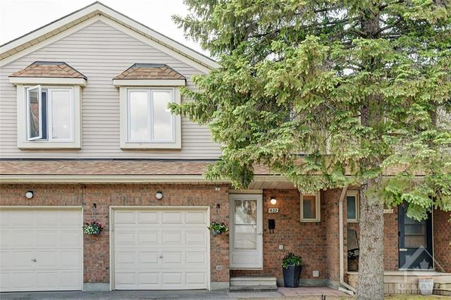 432 Valade Crescent, Townhouse with 3 bedrooms, 2 bathrooms and 2 parking in Ottawa ON | Image 1