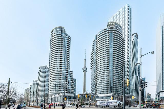 511 - 208 Queens Quay W, Condo with 2 bedrooms, 2 bathrooms and 1 parking in Toronto ON | Image 1