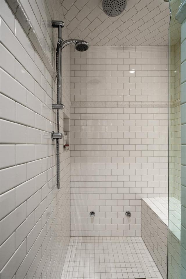 5pc ensuite. Shower head+toilet+sink+tub fixture+tub wand | Image 21