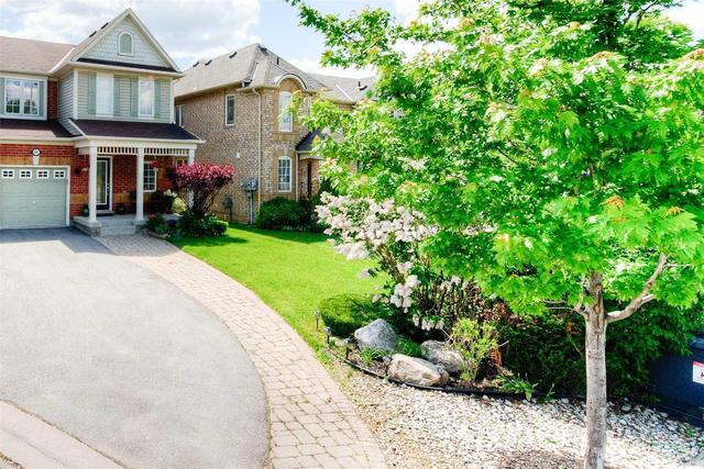 902 Thompson Rd, House attached with 3 bedrooms, 3 bathrooms and 3 parking in Milton ON | Image 2
