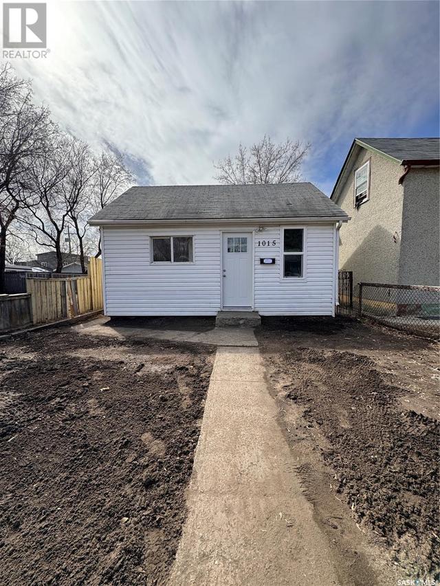 1015 23rd Street W, House detached with 2 bedrooms, 1 bathrooms and null parking in Saskatoon SK | Image 2