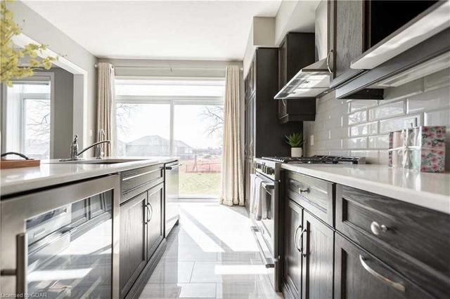 219 Ambrous Cres, House detached with 4 bedrooms, 5 bathrooms and 4 parking in Guelph ON | Image 4