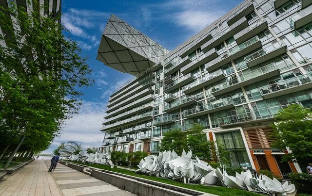 815 - 29 Queens Quay E, Condo with 2 bedrooms, 3 bathrooms and 2 parking in Toronto ON | Image 1
