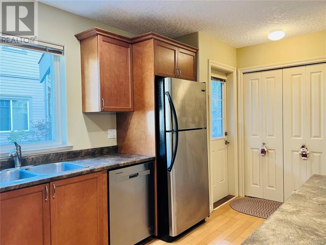 5 - 1405 Mallek Cres, House attached with 3 bedrooms, 3 bathrooms and 1 parking in Victoria BC | Image 9
