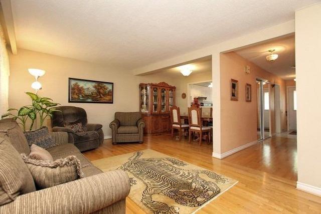 5 Red Robinway Way, Townhouse with 3 bedrooms, 3 bathrooms and 1 parking in Toronto ON | Image 2
