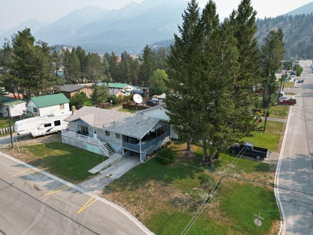7558 Columbia Avenue, House detached with 4 bedrooms, 2 bathrooms and 2 parking in Radium Hot Springs BC | Image 37