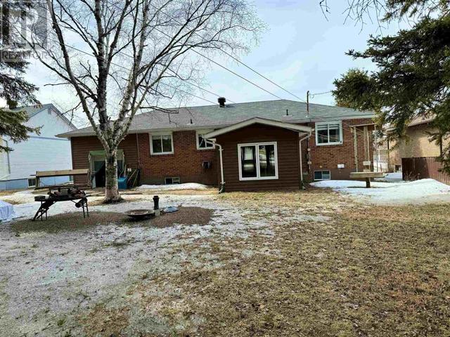 19 Albany St, House detached with 5 bedrooms, 2 bathrooms and null parking in Kapuskasing ON | Image 3