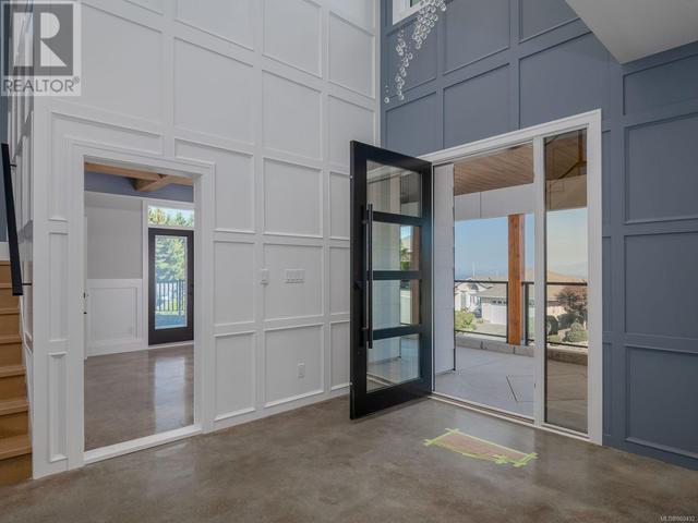 Open entry with wainscot finishings | Image 19