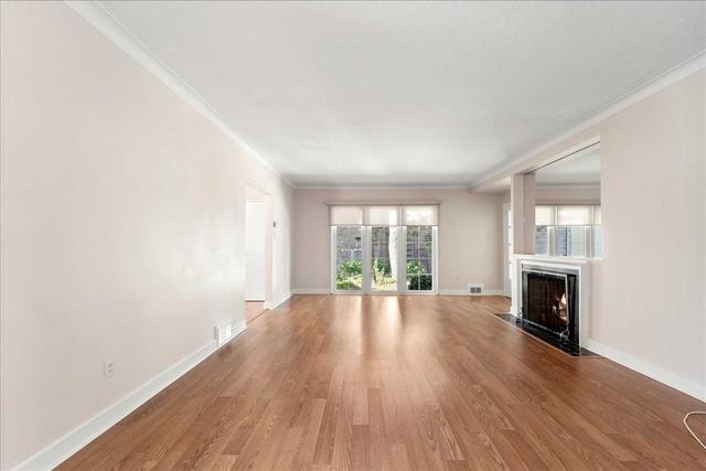 2 Ainsley Gdns, House detached with 3 bedrooms, 1 bathrooms and 5 parking in Toronto ON | Image 15