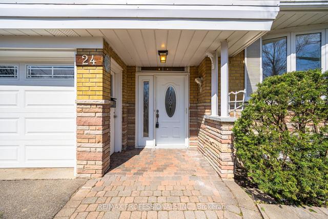 24 Brunner Dr, House detached with 3 bedrooms, 2 bathrooms and 3 parking in Toronto ON | Image 12