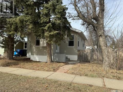 219 7th Avenue E, House detached with 3 bedrooms, 2 bathrooms and null parking in Assiniboia SK | Card Image