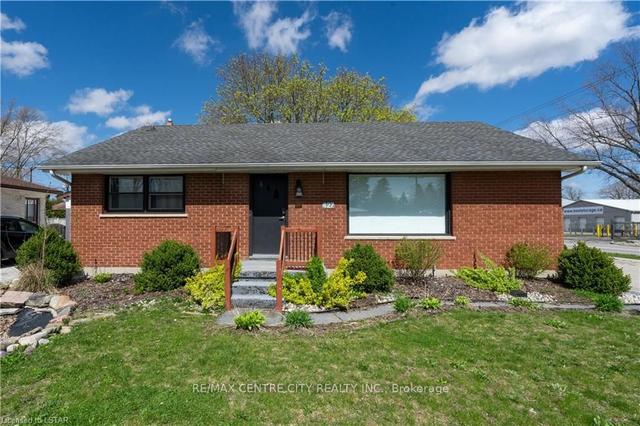 427 Adelaide St, House detached with 2 bedrooms, 2 bathrooms and 7 parking in Strathroy Caradoc ON | Image 1