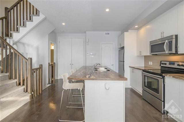 218 Chaperal Private, Townhouse with 2 bedrooms, 3 bathrooms and 2 parking in Ottawa ON | Image 6