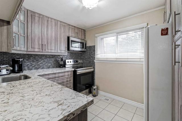 114 Darras Crt, Townhouse with 3 bedrooms, 2 bathrooms and 2 parking in Brampton ON | Image 5
