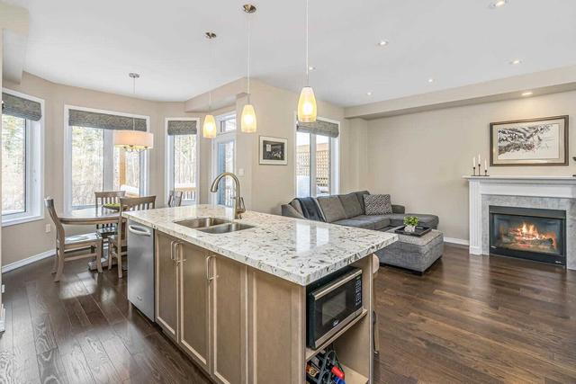31 Upper Canada Crt, House detached with 3 bedrooms, 3 bathrooms and 4 parking in Halton Hills ON | Image 4