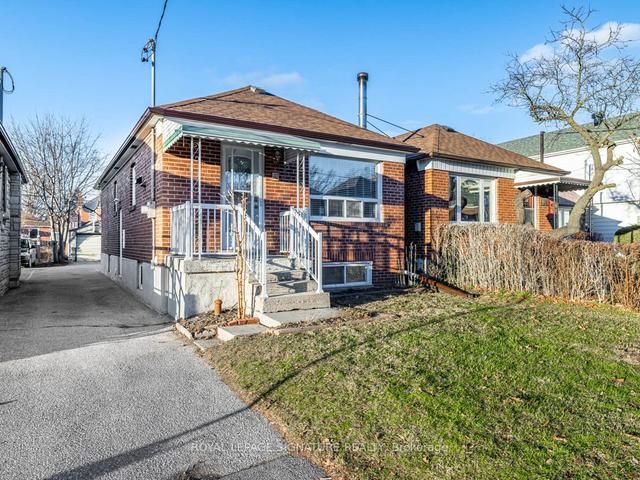 18 East Dr, House detached with 2 bedrooms, 2 bathrooms and 3 parking in Toronto ON | Image 12