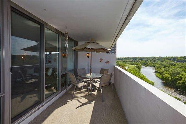 1003 - 260 Scarlett Rd, Condo with 3 bedrooms, 2 bathrooms and 1 parking in Toronto ON | Image 6