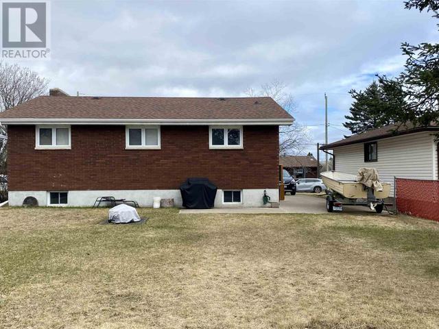 394 Royal St, House detached with 4 bedrooms, 1 bathrooms and null parking in Thunder Bay ON | Image 2