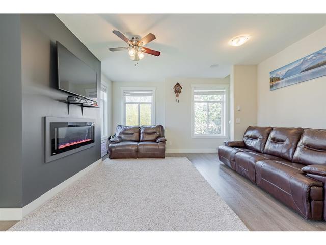 10 - 5945 177b Street, House attached with 4 bedrooms, 3 bathrooms and 2 parking in Surrey BC | Image 5