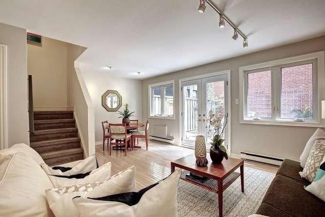 365 Albany Ave, Townhouse with 2 bedrooms, 1 bathrooms and 1 parking in Toronto ON | Image 3