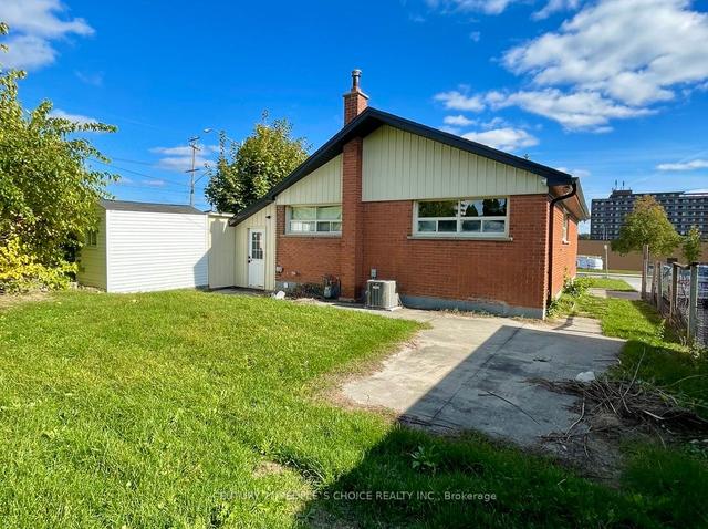 2 Caledon Ave, House detached with 3 bedrooms, 4 bathrooms and 4 parking in Hamilton ON | Image 3