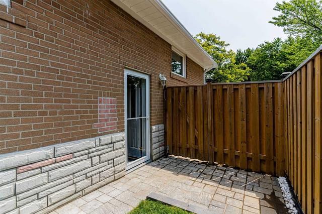 68 Sanford Cres, House semidetached with 3 bedrooms, 2 bathrooms and 4 parking in Brampton ON | Image 27