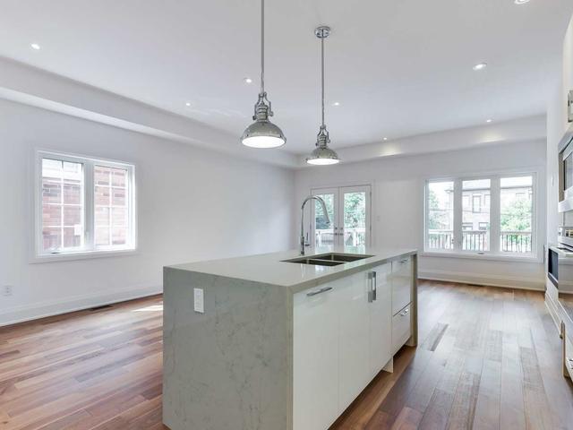 87 Benson Ave, House attached with 4 bedrooms, 4 bathrooms and 3 parking in Richmond Hill ON | Image 2