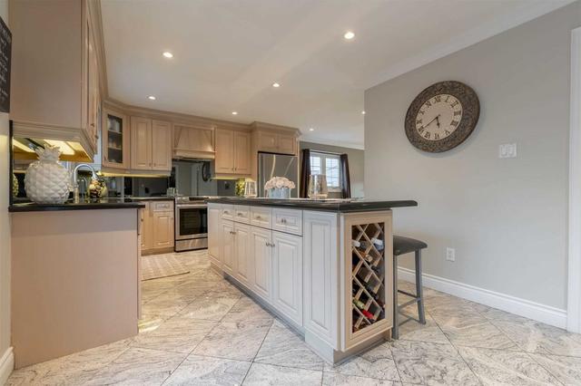 3272 Lady Slipper Crt, House detached with 5 bedrooms, 4 bathrooms and 6 parking in Mississauga ON | Image 2