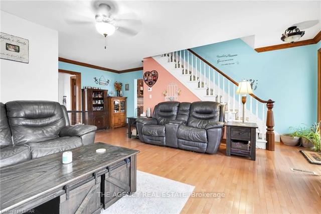 590 Simcoe St, House detached with 3 bedrooms, 2 bathrooms and 4 parking in Warwick ON | Image 2