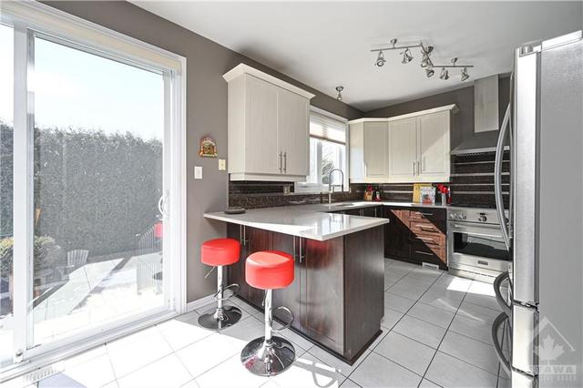 867 Como Crescent, House detached with 4 bedrooms, 3 bathrooms and 6 parking in Ottawa ON | Image 4