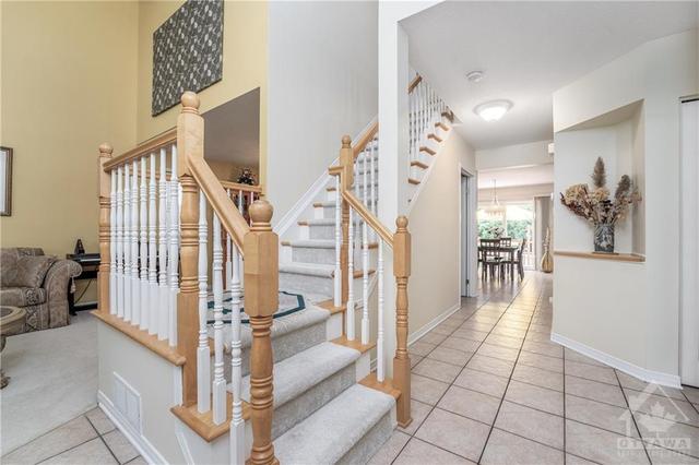 28 Thresher Avenue, House detached with 4 bedrooms, 3 bathrooms and 6 parking in Ottawa ON | Image 3
