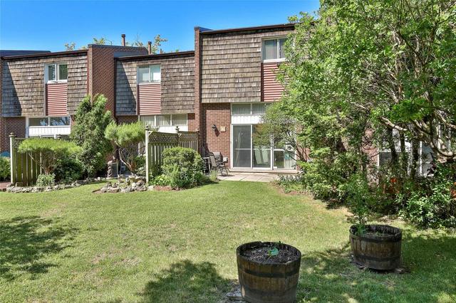 34 Vicora Linkway, Townhouse with 3 bedrooms, 2 bathrooms and 2 parking in Toronto ON | Image 30