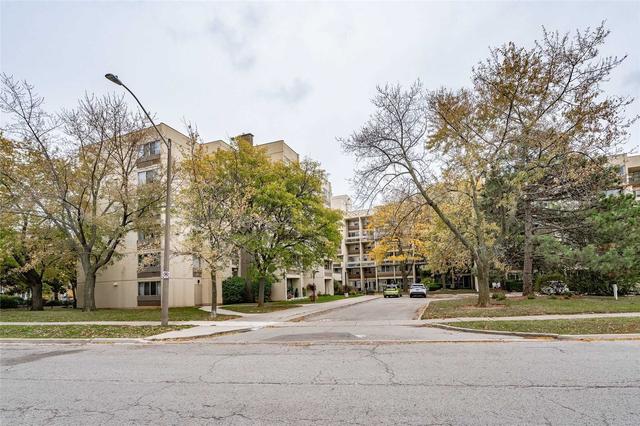 315 - 1300 Marlborough Crt, Condo with 3 bedrooms, 2 bathrooms and 1 parking in Oakville ON | Card Image